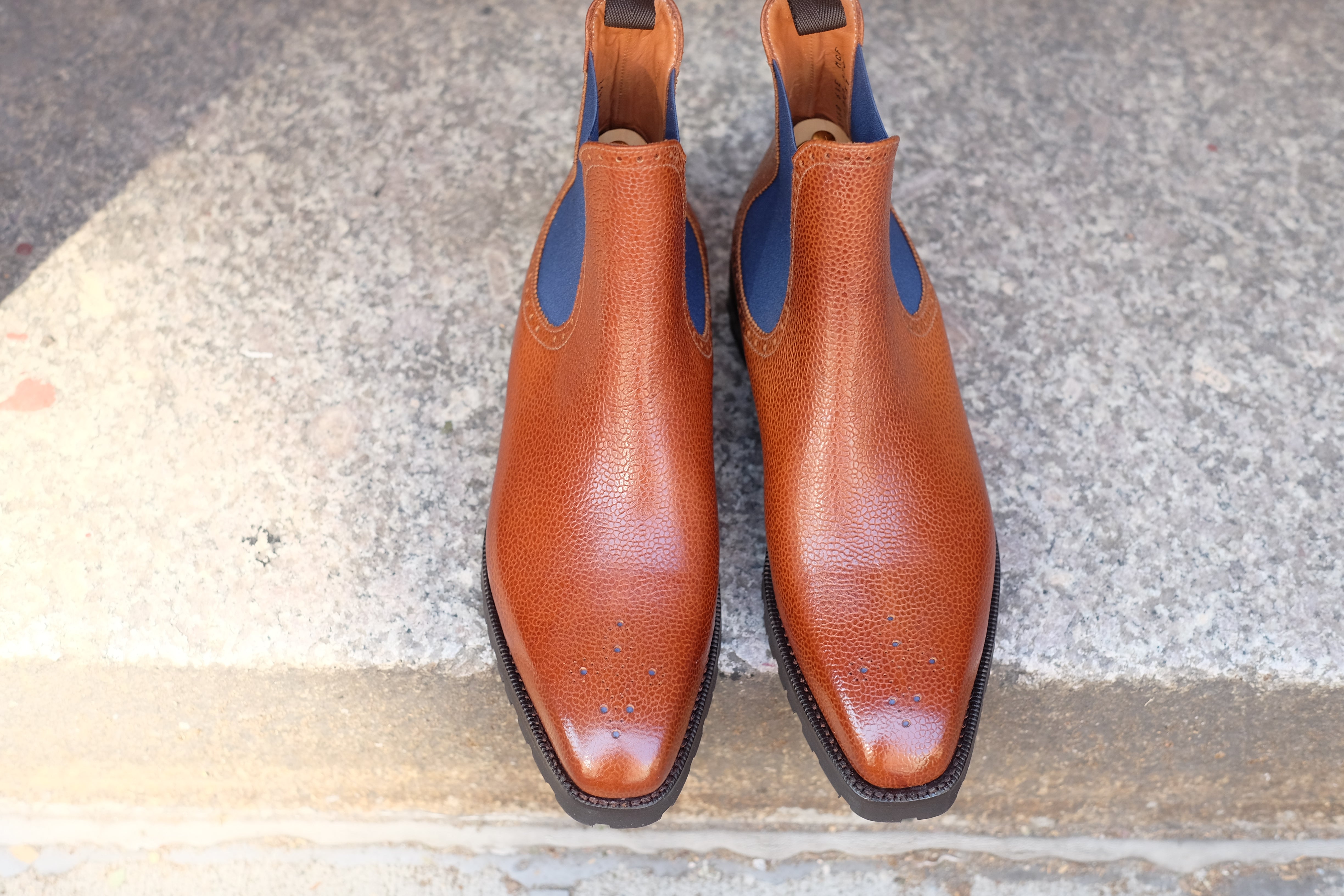 Pasco - MTO - Tan Grain / Blue Gore - MGF Last - Commando Sole-Made To Order Chelsea Boot Medallion-J.FitzPatrick Footwear