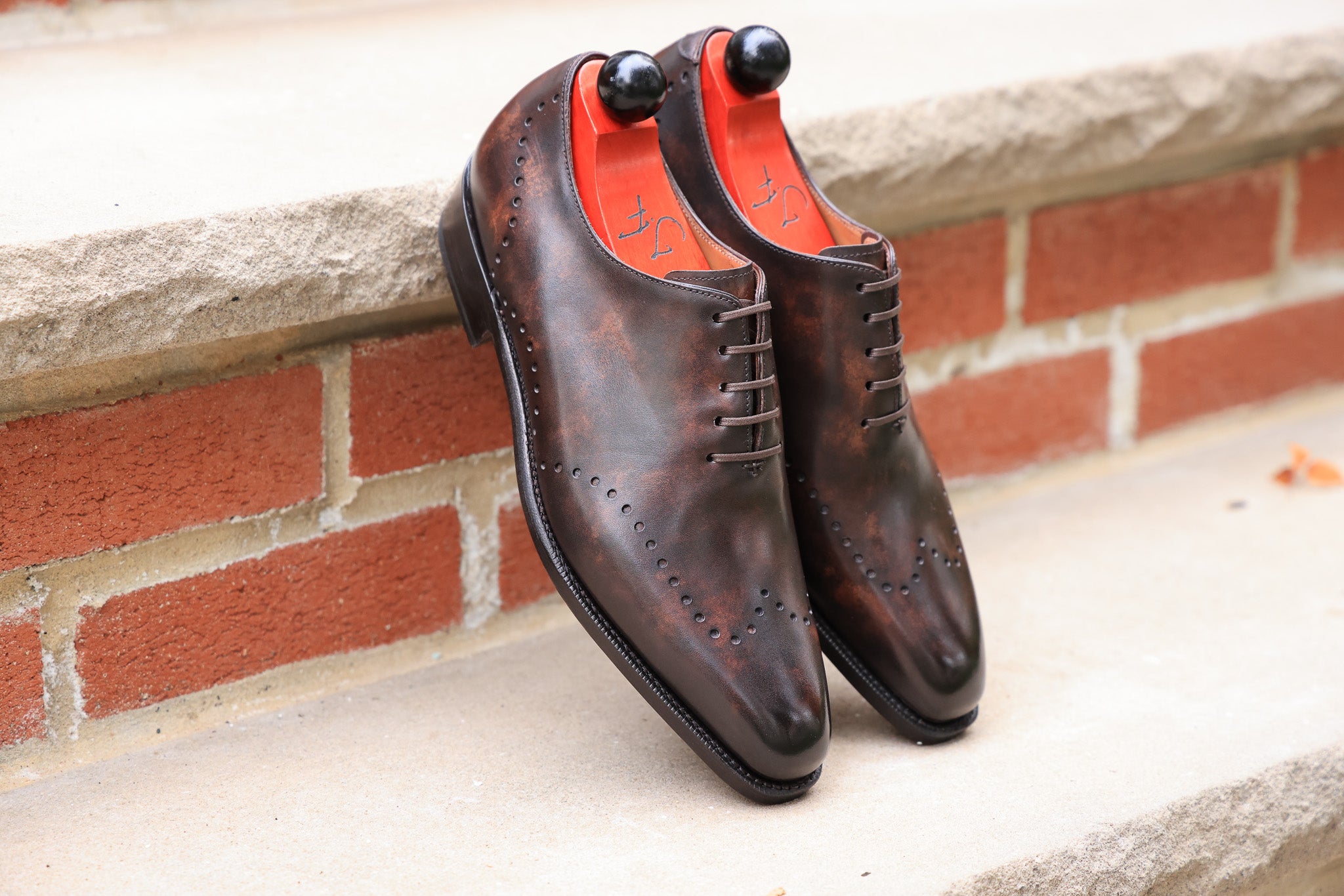 Tony II - Dark Brown Marble Patina