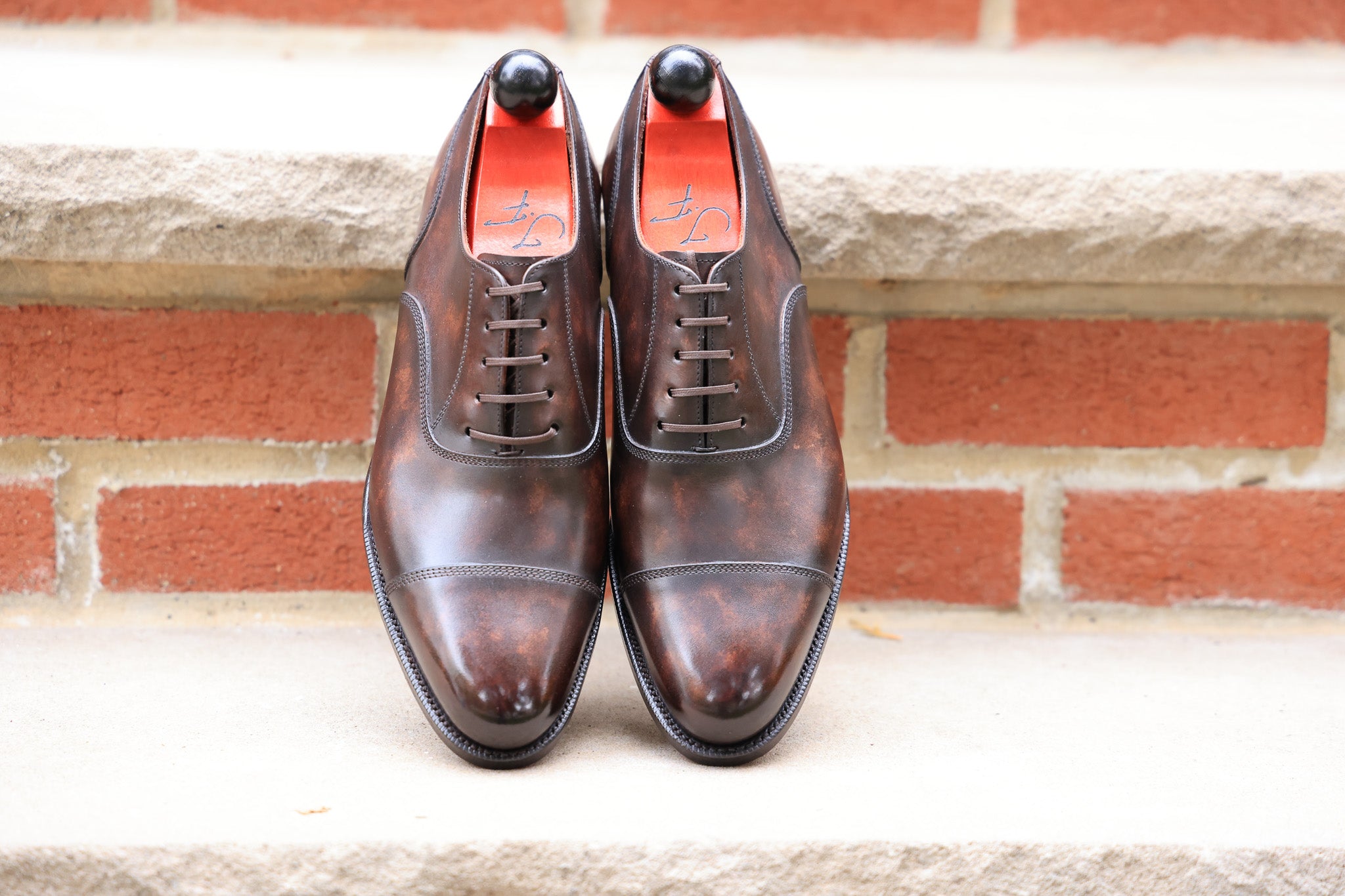 Magnolia - Dark Brown Marble Patina